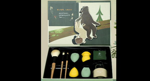 化妆用品暖心系列礼盒广告